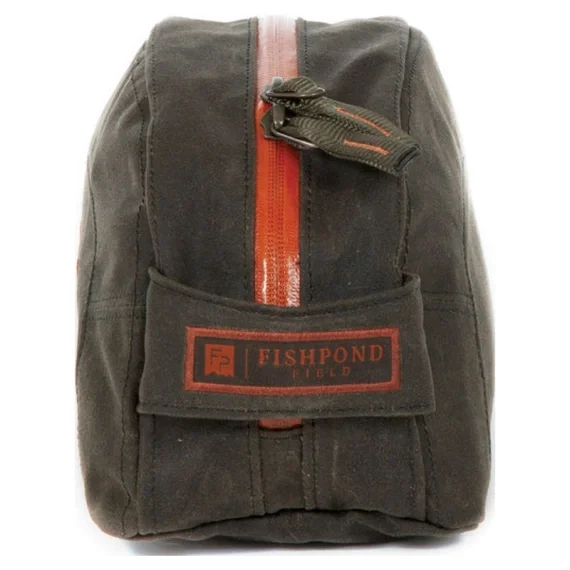 Begränsat antal Fishpond Cabin Creek Toiletry Kit- Peat Moss
