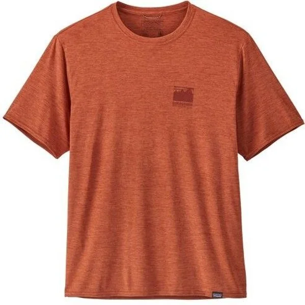 M's Cap Cool Daily Graphic Shirt Alpine Icon Sandhill Rust X-Dye Begränsat erbjudande